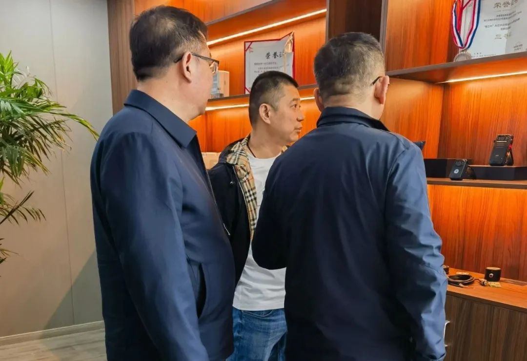 热烈欢迎辽宁省盘锦市宋伟峰副区长、、黑龙江省穆棱市市场局公丕良局长一行莅临尊龙时凯交流指导工作！！！(图4)