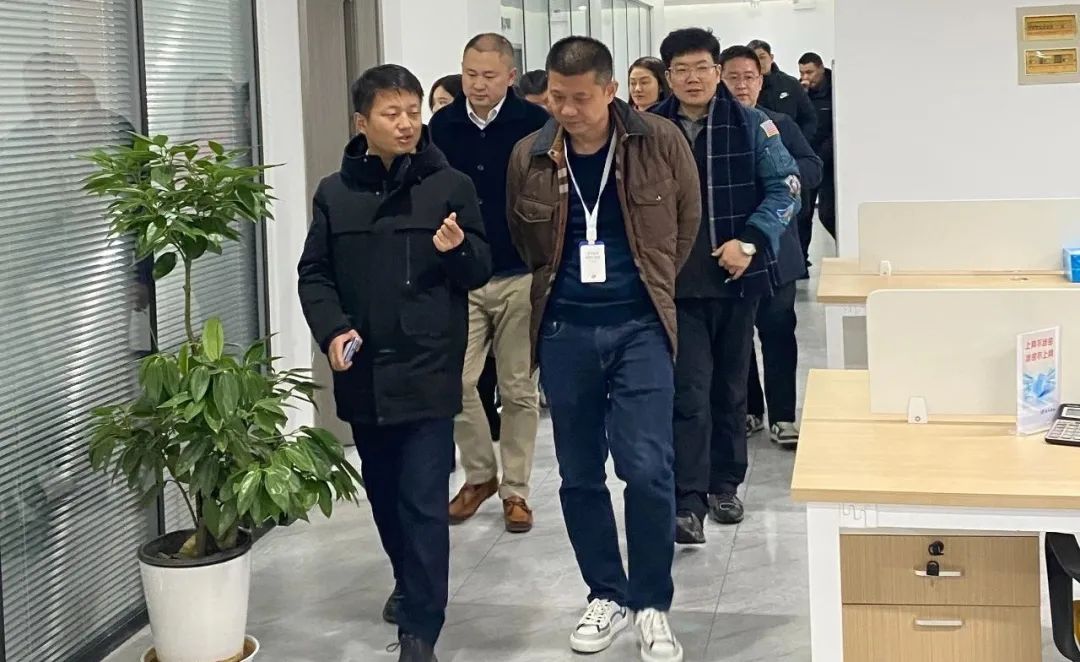 热烈欢迎合肥市高新区青年企业家协会各位领导莅临尊龙时凯指导工作(图6)